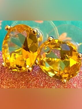 Citrine Gemstone Earrings 2 Carat
.925 Sterling Silver
Brand New.